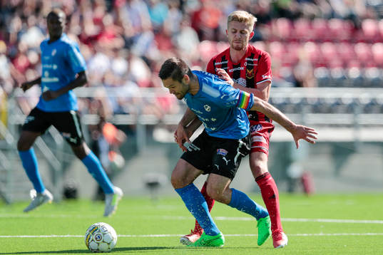 Halmstads Ivo Pekalski och Östersunds Darijan Bojanic i en