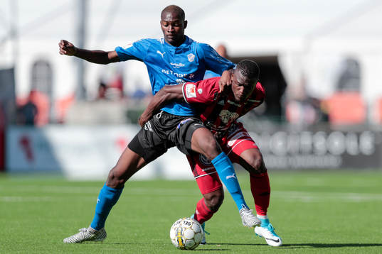 Halmstads Aboubakar Keita i kamp om bollen med Östersunds