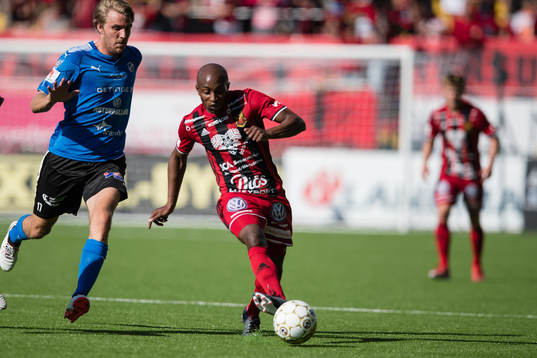 Östersunds Samuel Mensiro mot Halmstads Johan Oremo