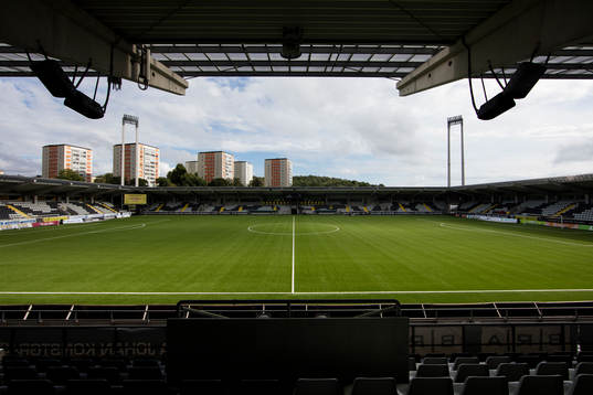 Bravida Arena exteriört innan fotbollsmatchen i