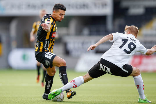 Häckens Ahmed Yasin och Örebros Sebastian Ring i kamp om