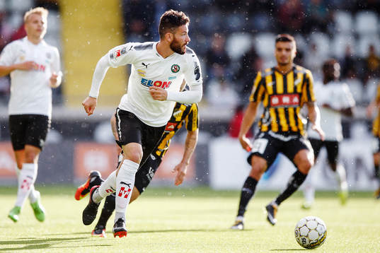 Örebros Brendan Hines-Ike driver bollen