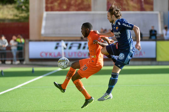 AFC Eskilstunas Chidi Omeje och Djurgårdens Kevin Walker i