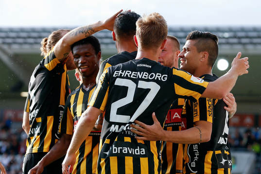 Häckens Ahmed Yasin jublar med lagkamrater
