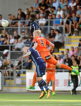 Djurgårdens Aliou Badji och Magnus Eriksson i nickduell
