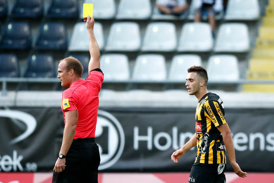 Domaren Patrik Eriksson varnar Häckens Egzon Binaku för