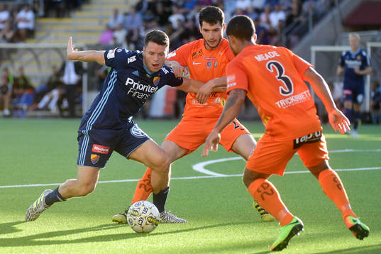 Djurgårdens Kerim Mrabti i kamp om bollen med AFC