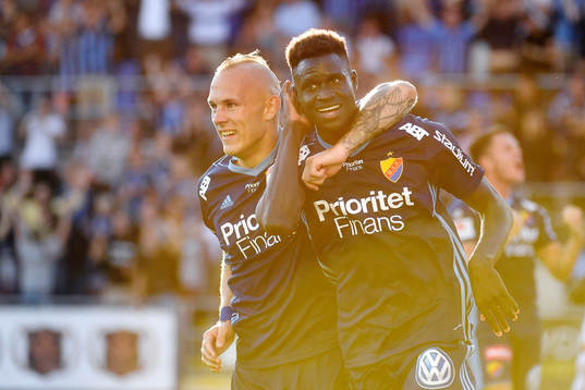 Djurgårdens Magnus Eriksson jublar med Aliou Badji