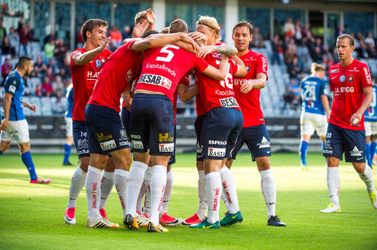 Örgrytes Petter Björlund jublar med lagkamrater