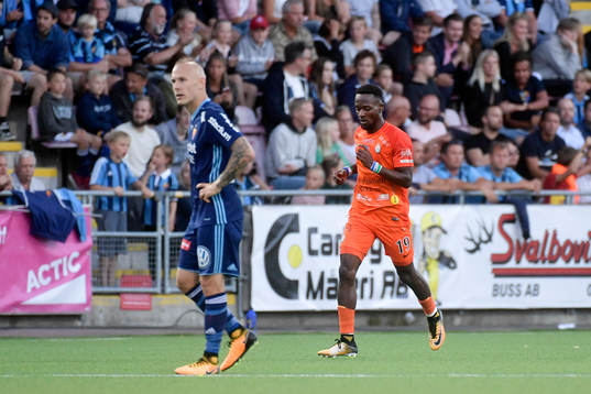 AFC Eskilstunas Mohamed Buya Turay jublar