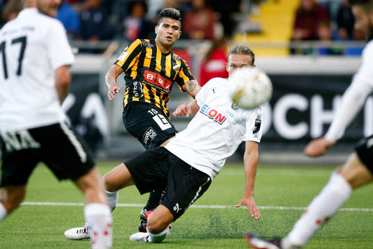 Häckens Paulinho skjuter förbi täckande Örebros Arvid