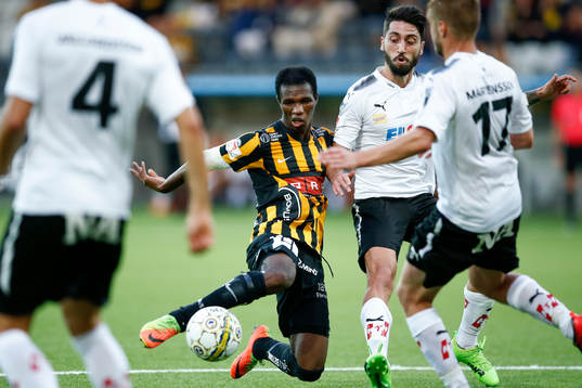 Häckens Mohammed Abubakari i kamp om bollen med Örebros