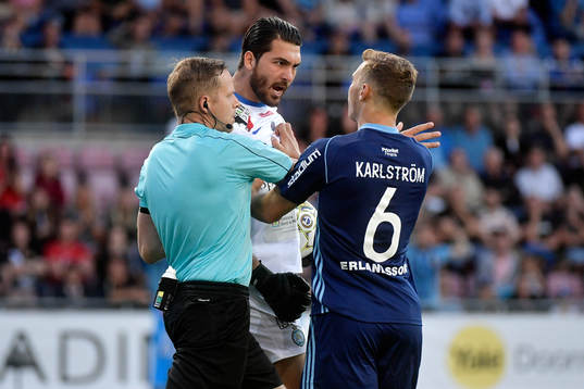 Domaren Johan Krantz går emellan AFC Eskilstunas Målvakt