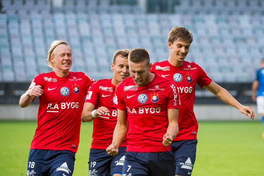 Örgrytes Daniel Sliper gjorde 2-1-målet och jublar med