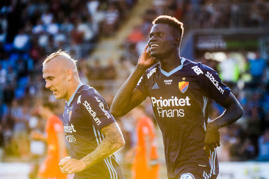Djurgårdens Magnus Eriksson och Aliou Badji jublar