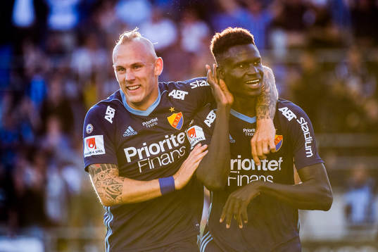 Djurgårdens Magnus Eriksson och Aliou Badji jublar