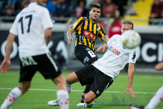 Häckens Paulinho skjuter ett skott förbi täckande Arvid