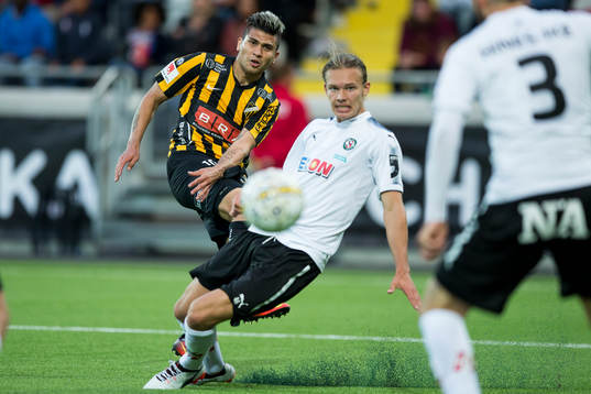 Häckens Paulinho skjuter ett skott förbi täckande Arvid