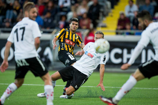 Häckens Paulinho skjuter ett skott förbi täckande Arvid