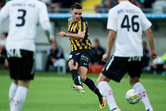 Häckens Egzon Binaku skjuter ett skott