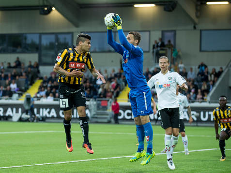Häckens Paulinho i luftduell med Örebros målvakt Oscar