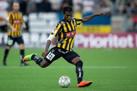 Häckens Mohammed Abubakari skjuter ett skott