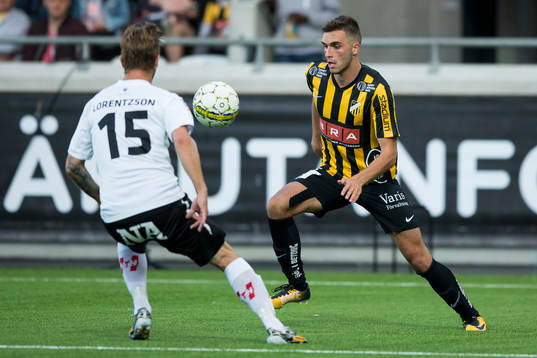 Häckens Egzon Binaku mot Örebros Martin Lorentzson