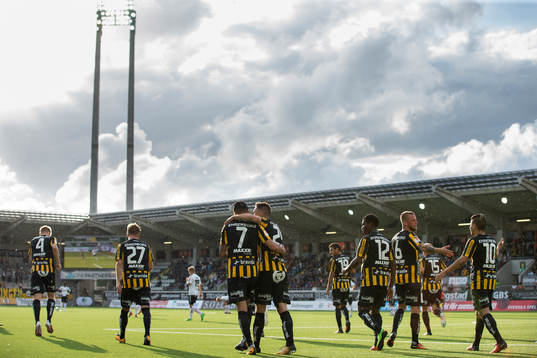 Häckens Ahmad Yasin jublar ihop med Egzon Binaku