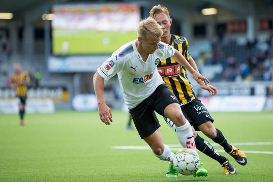 Örebros Sebastian Ring mot Häckens Joel Andersson