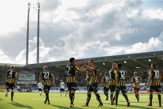 Häckens Ahmad Yasin jublar ihop med Egzon Binaku