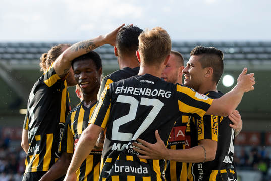 Häckens Ahmad Yasin jublar ihop med lagkamrater