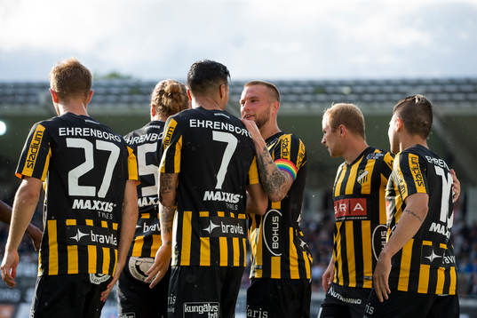 Häckens Ahmad Yasin jublar ihop med lagkamrater