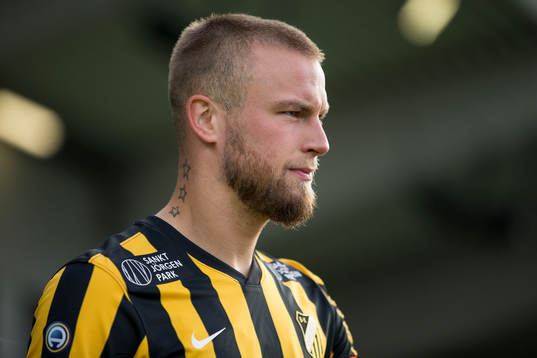 Häckens Alexander Faltsetas på väg in för line up innan