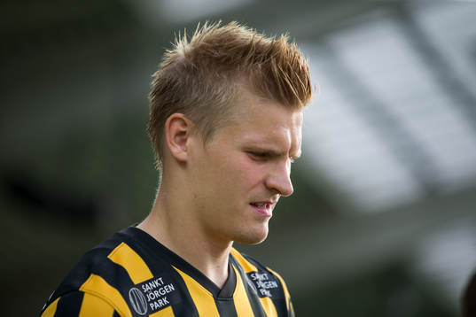 Häckens Juhani Ojala på väg in för line up innan
