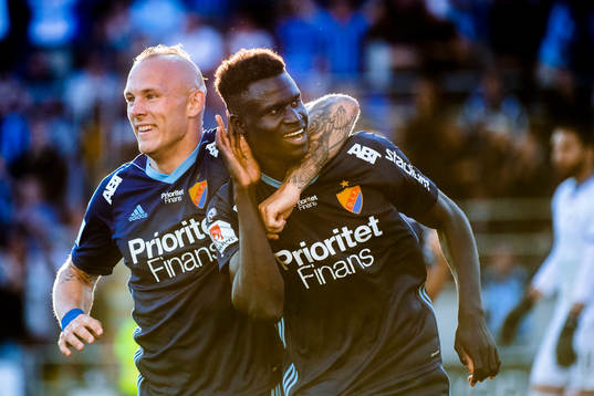 Djurgårdens Magnus Eriksson och Aliou Badji jublar