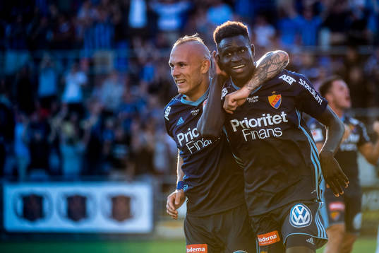 Djurgårdens Magnus Eriksson och Aliou Badji jublar