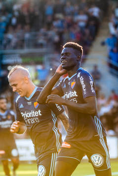 Djurgårdens Magnus Eriksson och Aliou Badji jublar
