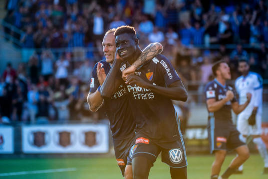 Djurgårdens Magnus Eriksson och Aliou Badji jublar