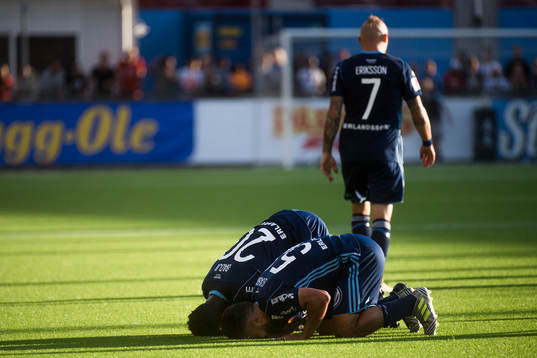 Djurgårdens Aliou Badji och Othman El Kabir jublar