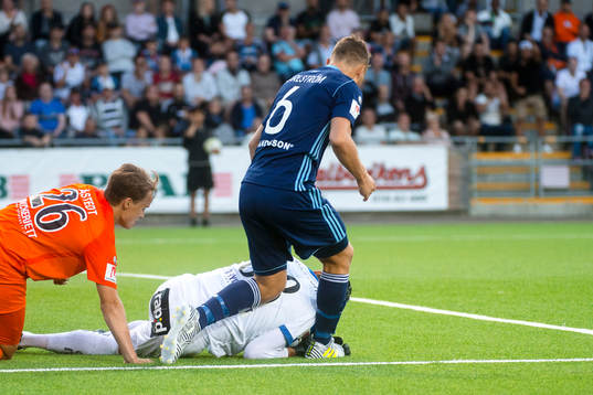 Djurgårdens Jesper Karlström och AFC Eskilstunas Målvakt