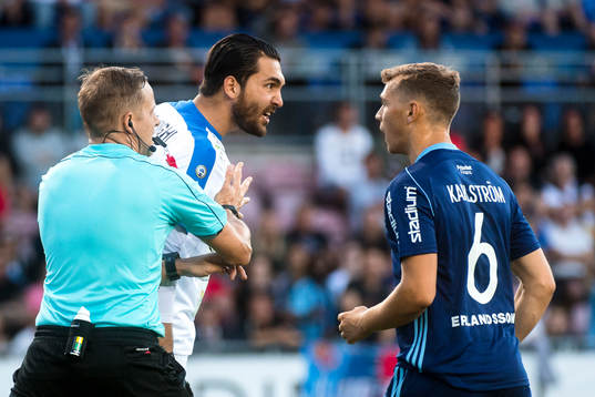 Domaren Johan Krantz stoppar bråk mellan AFC Eskilstunas