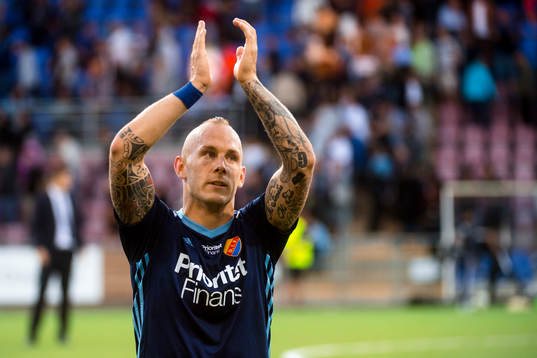 Djurgårdens Magnus Eriksson tackar publiken