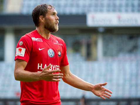 Örgrytes Johan Elmander reagerar