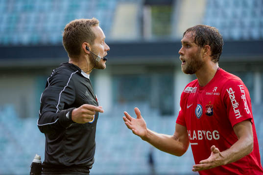 Örgrytes Johan Elmander samtalar med domaren Victor Wolf