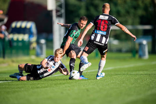 Högaborgs Rozbeh Kazemi tar sig förbi Kågeröds Casper