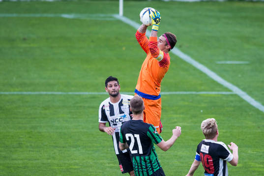Högaborgs målvakt Jesper Birkfeldt räddar bollen