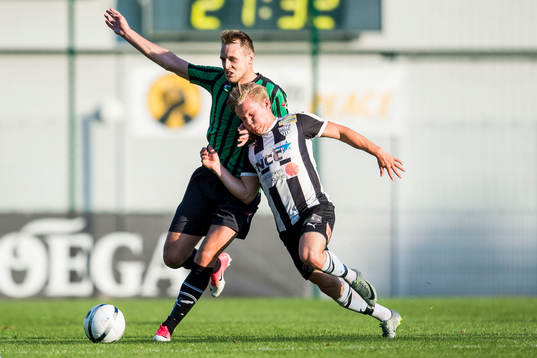 Högaborgs Niklas Hallberg och Kågeröds Casper Sääski