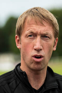 Östersunds tränare Graham Potter pratar med media