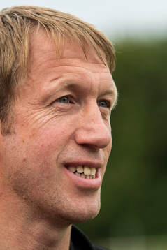 Östersunds tränare Graham Potter pratar med media