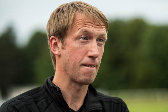 Östersunds tränare Graham Potter pratar med media